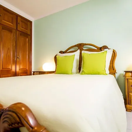 Haus Der Scheinwerfer Mit Freier Garage By Interhome