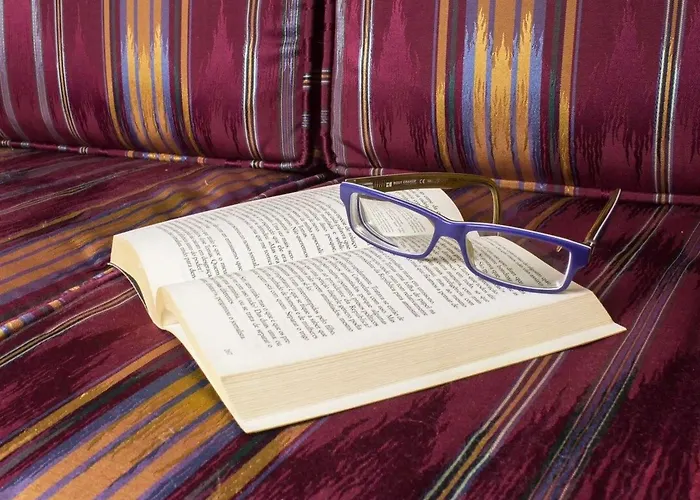 Haus Der Scheinwerfer Mit Freier Garage By Interhome